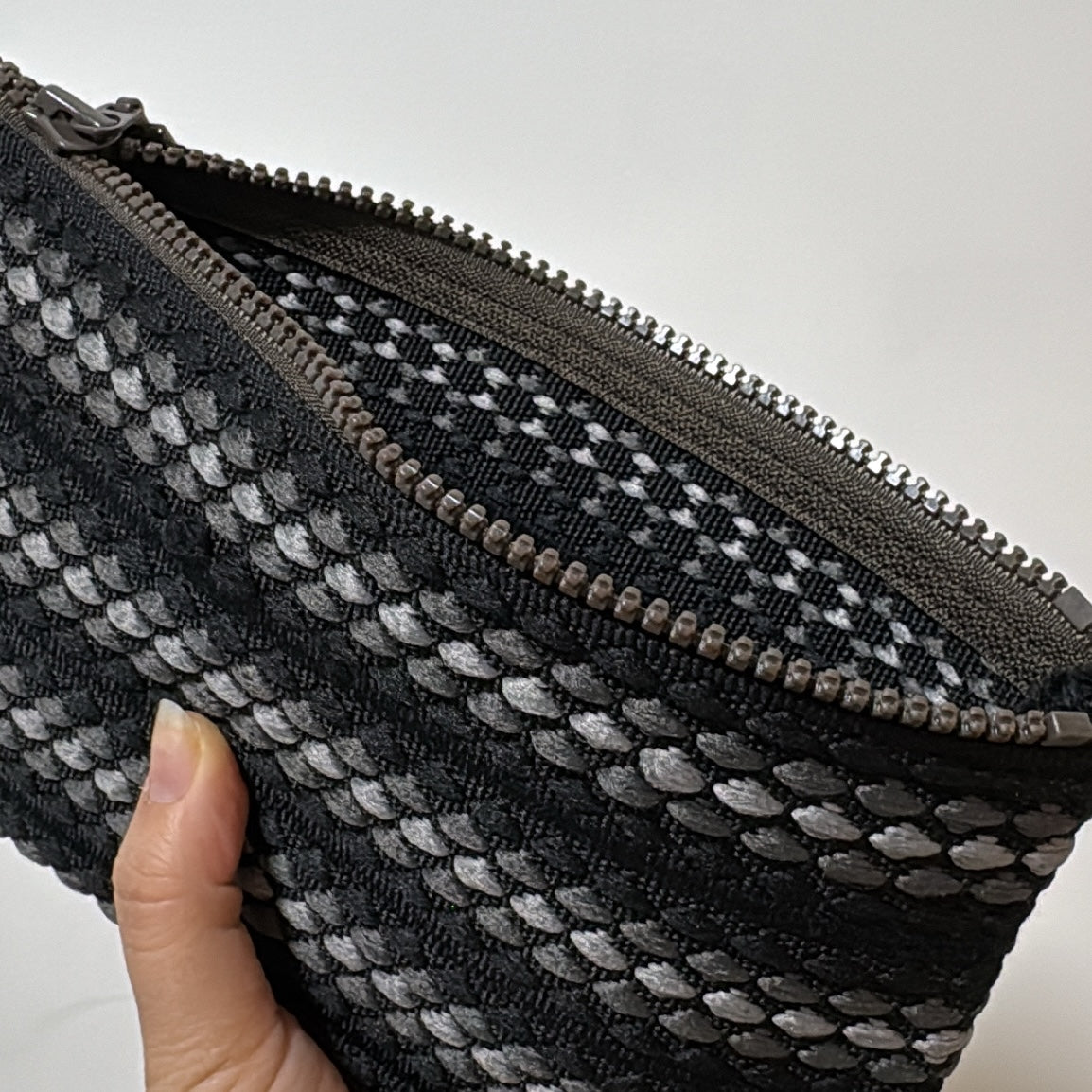 Cushion weave pouch (L) Black