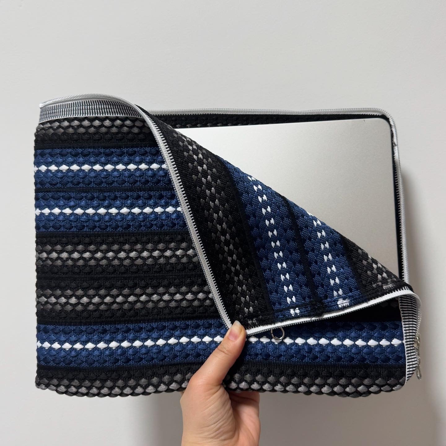 Cushion weave - laptop sized Black