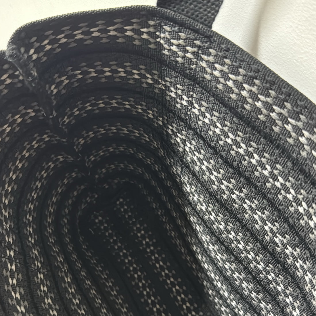 Cushion weave shoulder bag black