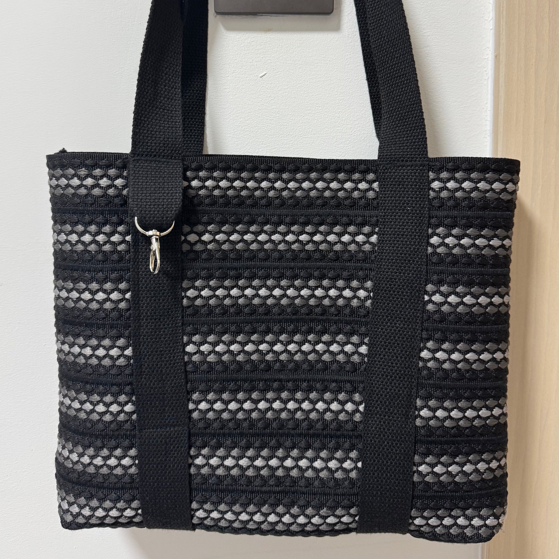 Cushion weave shoulder bag black
